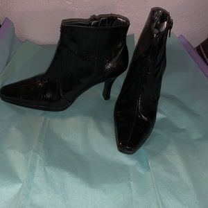 Mods bootie black size 6M